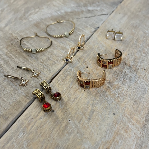 This listing is for 5 pair of gold toned pierced earrings. - Picture 3 of 4